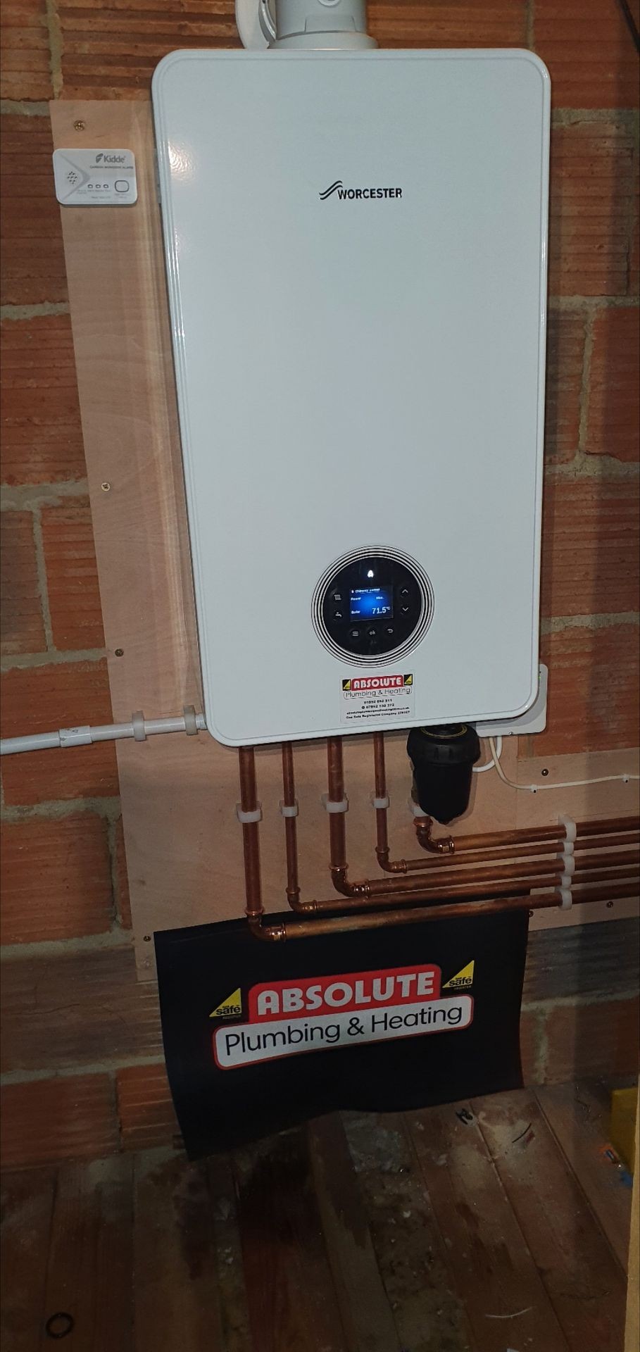 “New Worcester Bosch 4000 combination boiler installation in Crowborough, professionally fitted by Absolute Plumbing & Heating with copper pipework and magnetic filter.”